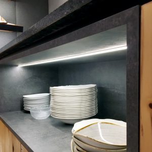 Indirekt beleuchtete Abstellflächen für Geschirr